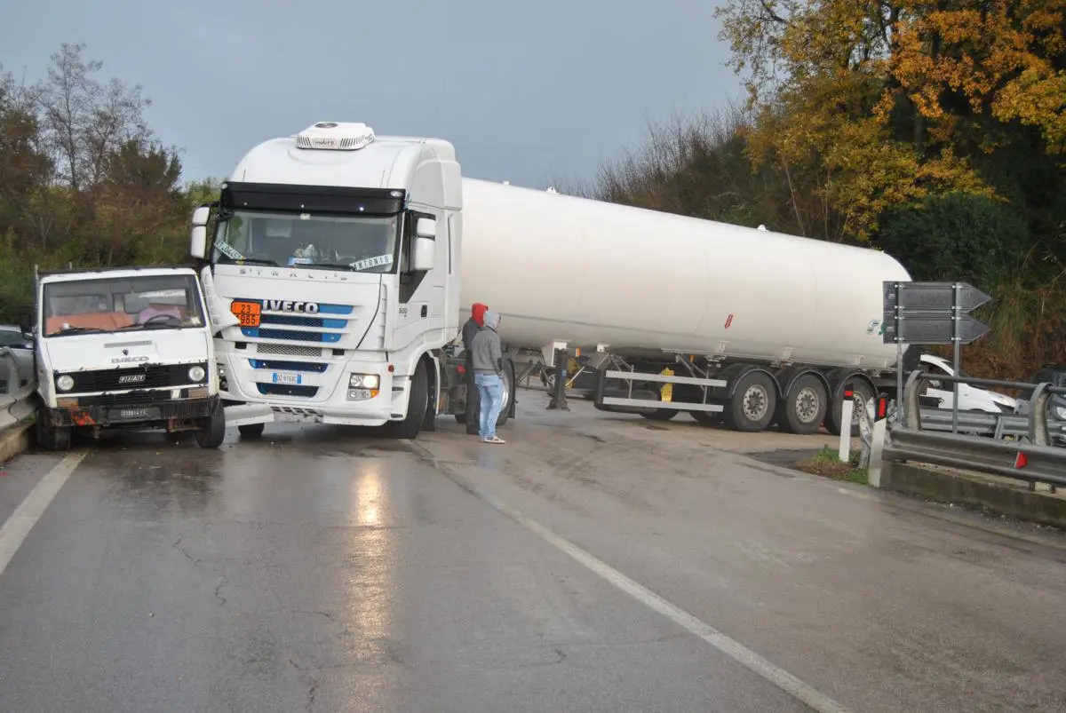 sinistro stradale tir camioncino pioggia sinistro stradale tir camioncino pioggia
